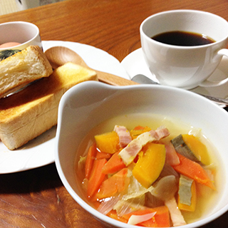 Thick toast, Boiled egg, Salada and Drip Coffee